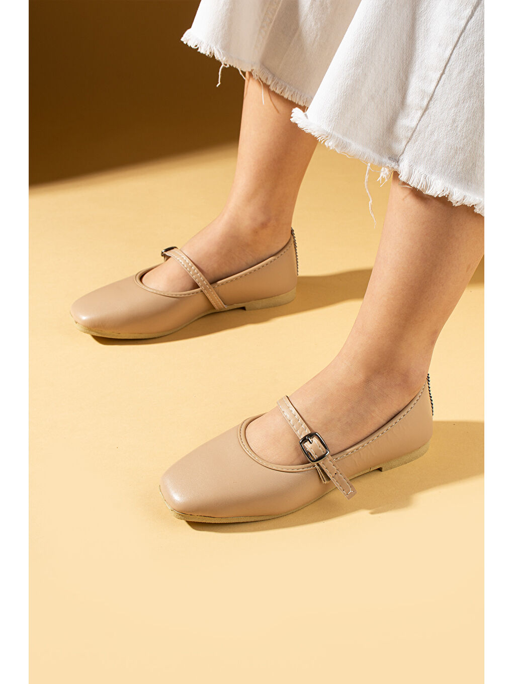 Bej Küt Burunlu Tokalı Rahat Kalıp Kadın Babet 81-142-25