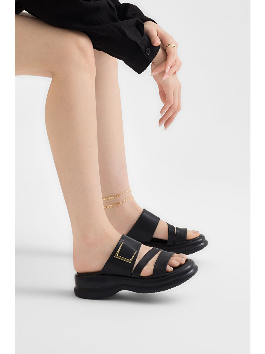 Kadın Siyah Rahat Kalıp Tokalı Çift Bantlı Terlik-4