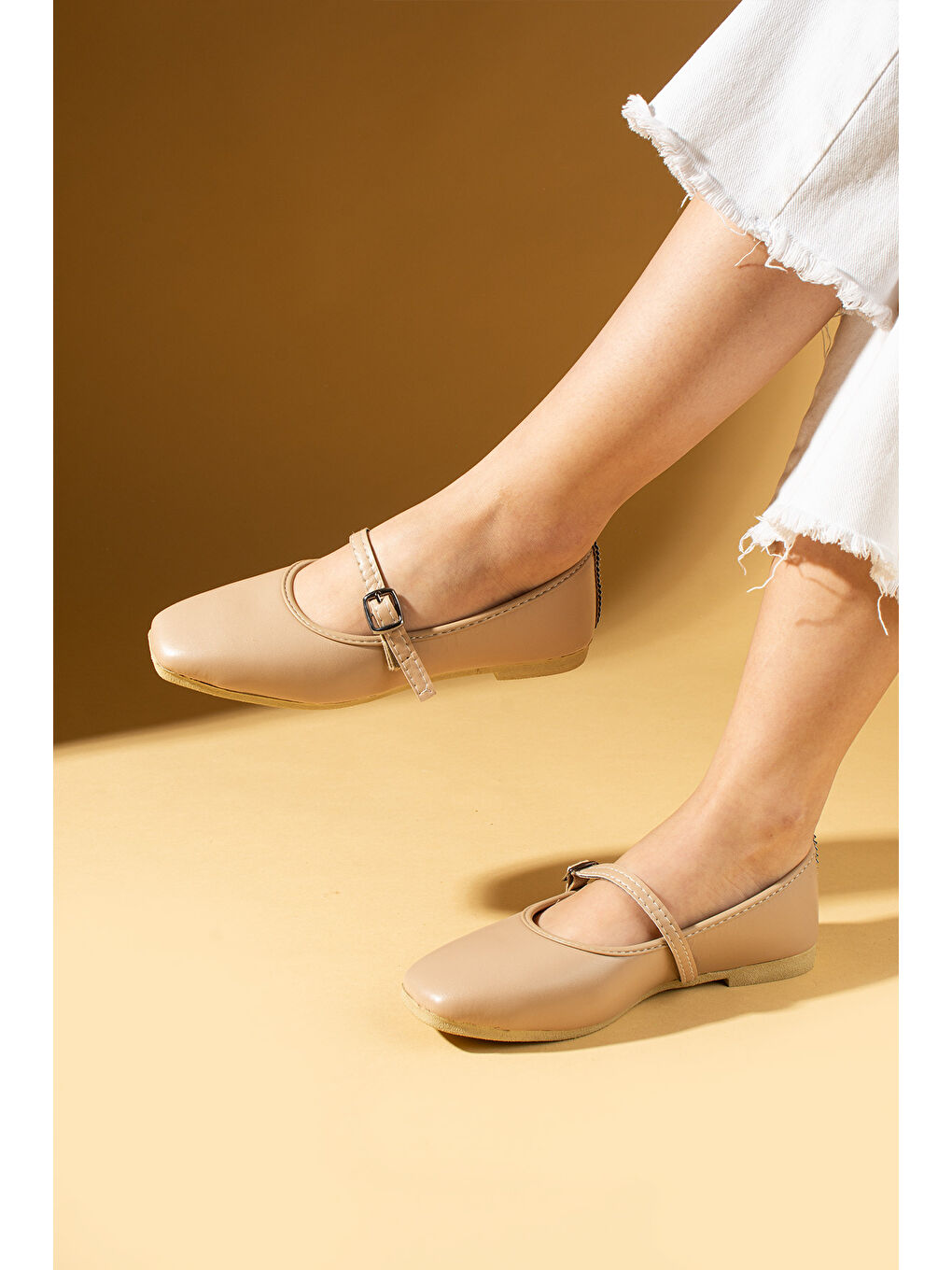 Bej Küt Burunlu Tokalı Rahat Kalıp Kadın Babet 81-142-25-1