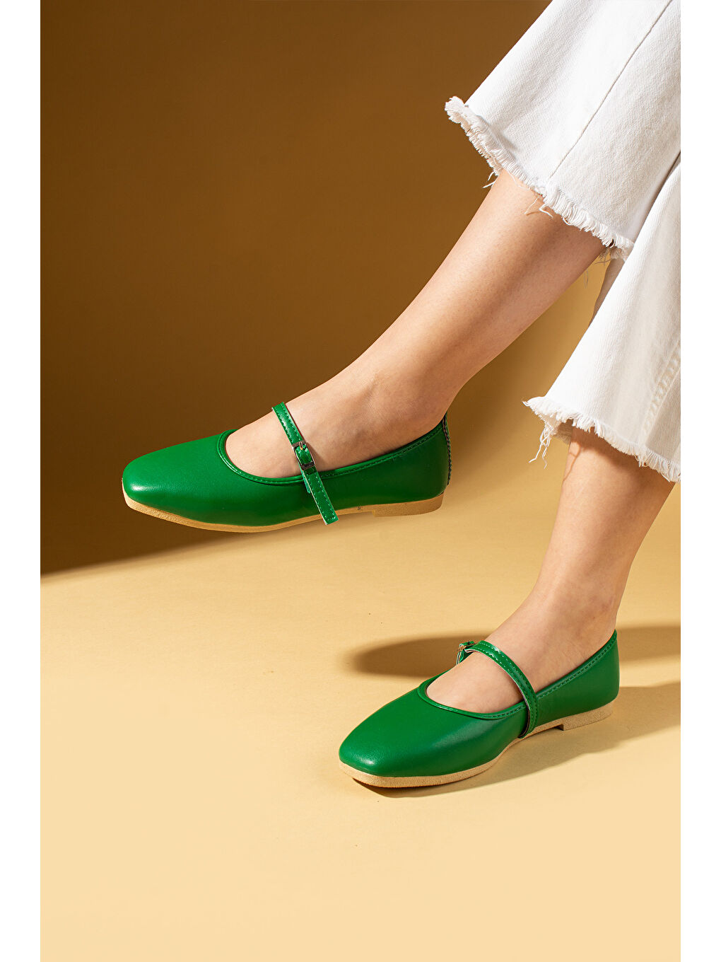 Yeşil Küt Burunlu Tokalı Rahat Kalıp Kadın Babet 81-142-25-1