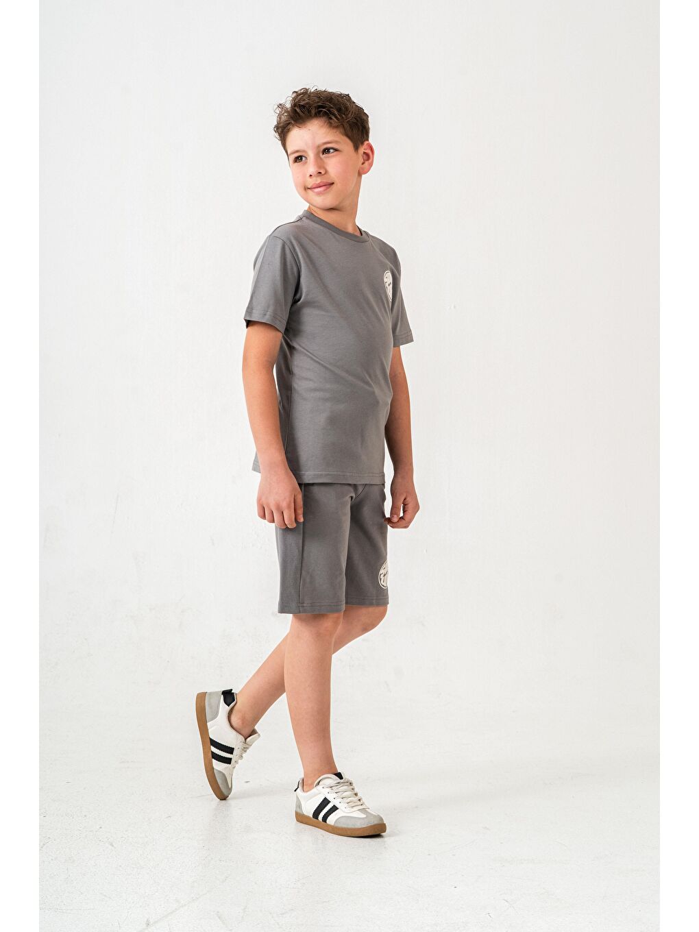 Gri Surf Ups Baskılı Bacak Ve Sırt  Baskı Detaylı  Erkek Çocuk Şort - Tişört Takımı-3