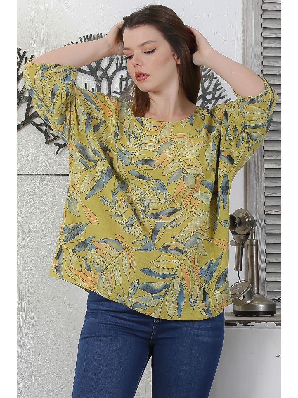 Sarı İtalyan Hardal Rengi Havuz Yaka 3/4 Kol Yaprak Desenli Casual Dokuma Bluz 65 63-1