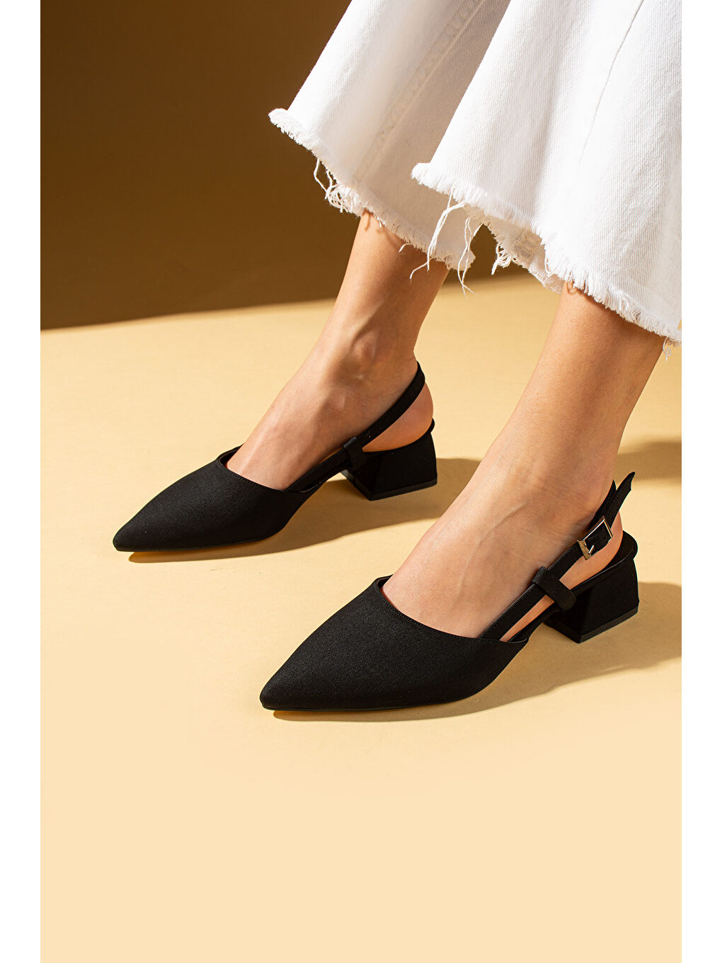 Siyah Sivri Burun Saten Kumaş Slingback Kadın Topuklu Ayakkabı 87-151-25Saten