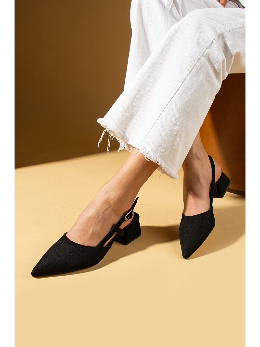 Siyah Sivri Burun Saten Kumaş Slingback Kadın Topuklu Ayakkabı 87-151-25Saten-1