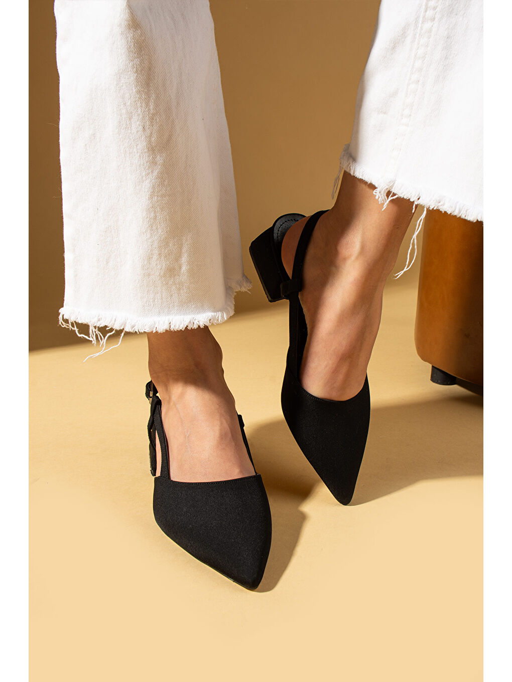 Siyah Sivri Burun Saten Kumaş Slingback Kadın Topuklu Ayakkabı 87-151-25Saten-2