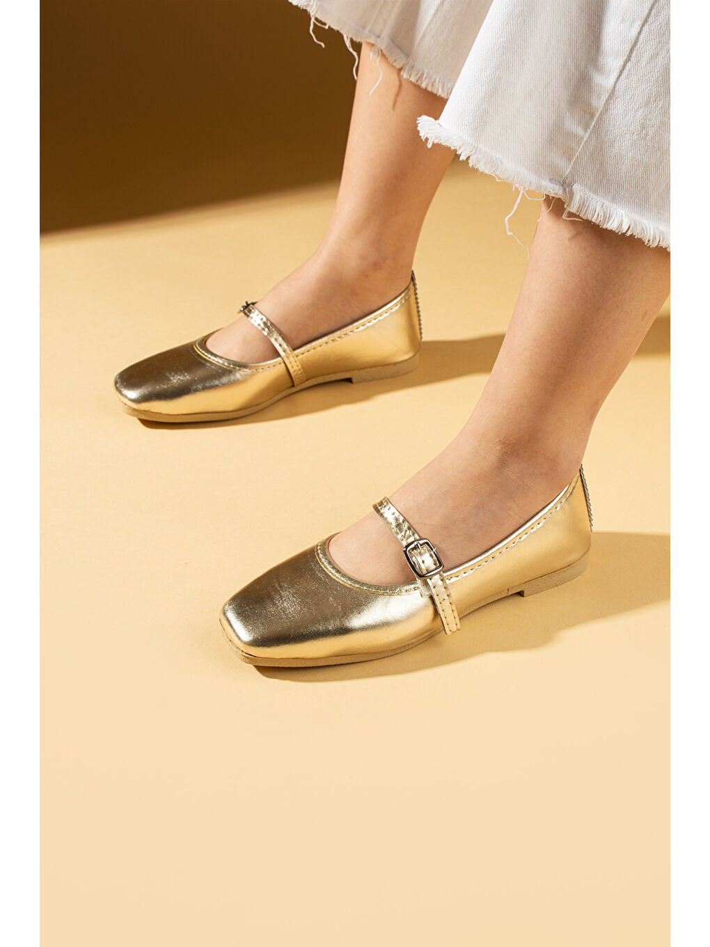 Sarı Küt Burunlu Tokalı Rahat Kalıp Kadın Babet 81-142-25