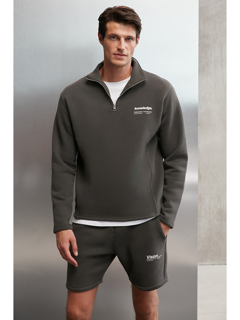 Erkek İçi Polarlı Dik Yaka Yarım Fermuarlı Baskı Detaylı Regular Koyu Gri Sweatshirt