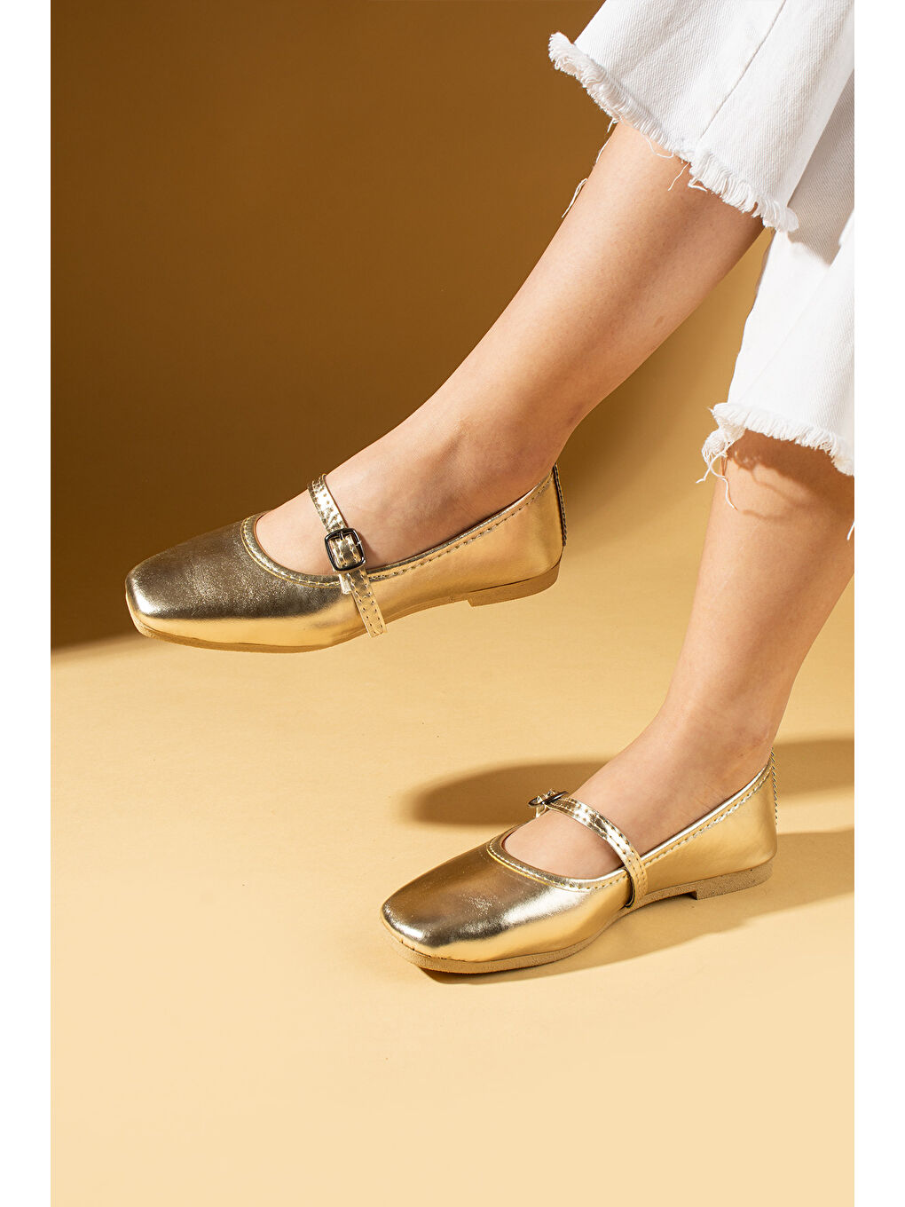 Sarı Küt Burunlu Tokalı Rahat Kalıp Kadın Babet 81-142-25-1