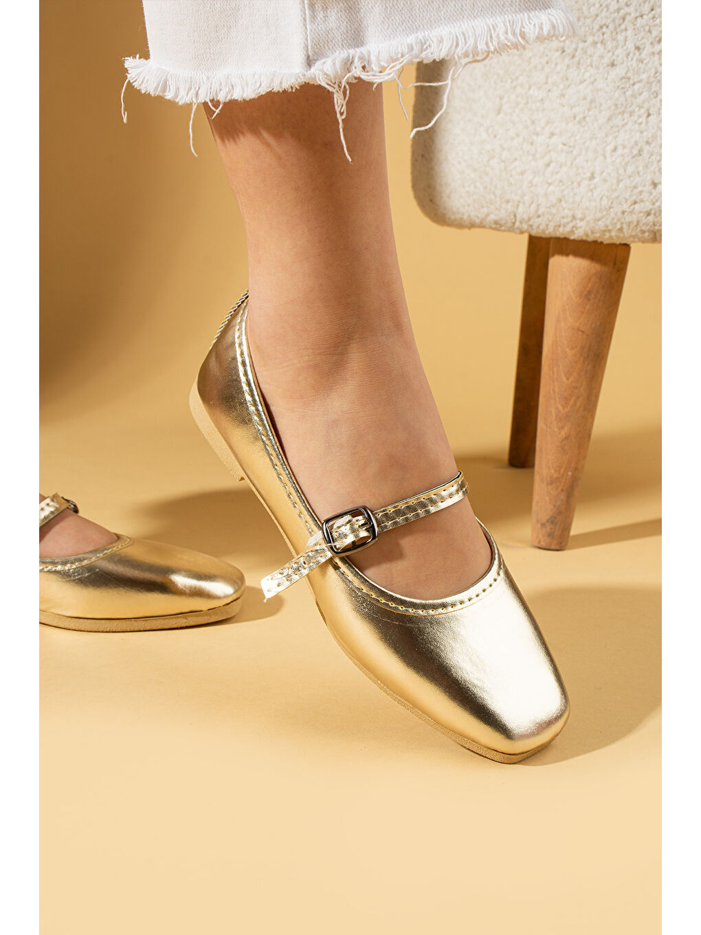 Sarı Küt Burunlu Tokalı Rahat Kalıp Kadın Babet 81-142-25-2