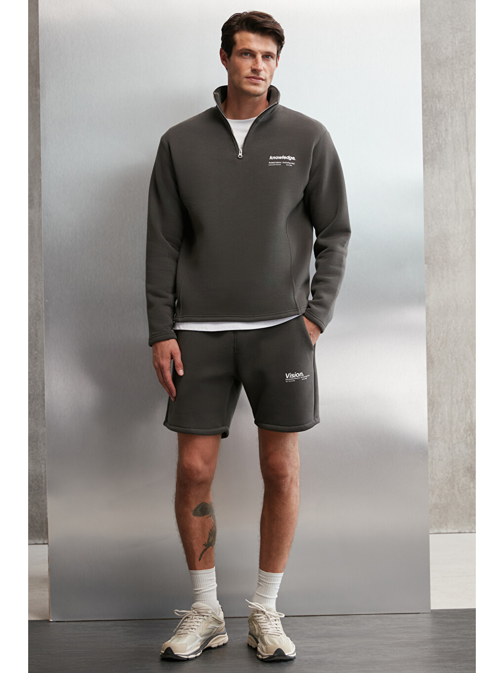 Erkek İçi Polarlı Dik Yaka Yarım Fermuarlı Baskı Detaylı Regular Koyu Gri Sweatshirt-1