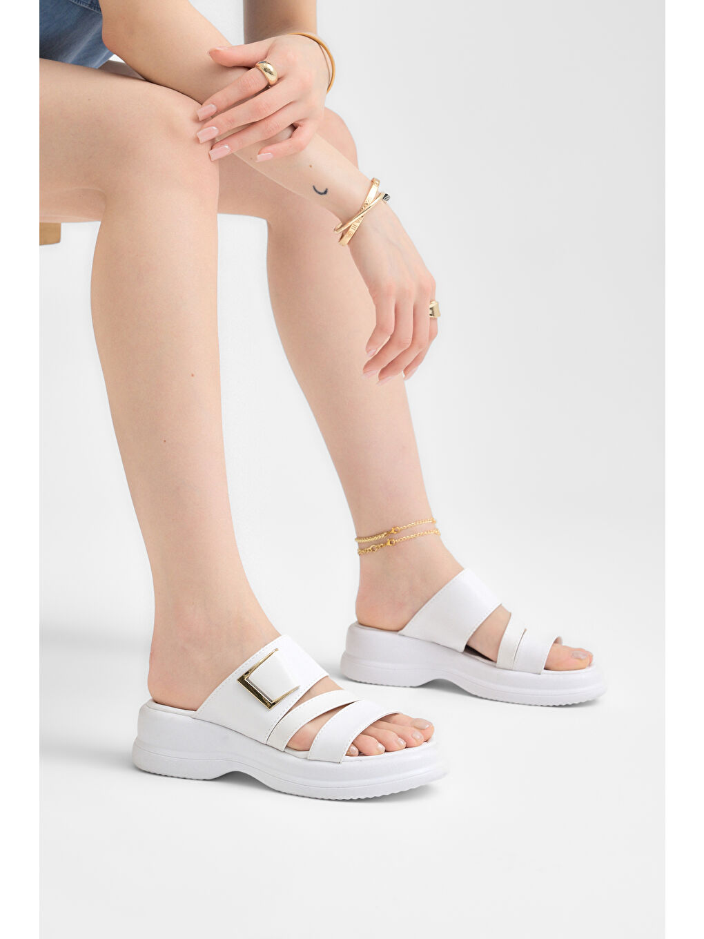 Kadın Beyaz Rahat Kalıp Tokalı Çift Bantlı Terlik-1