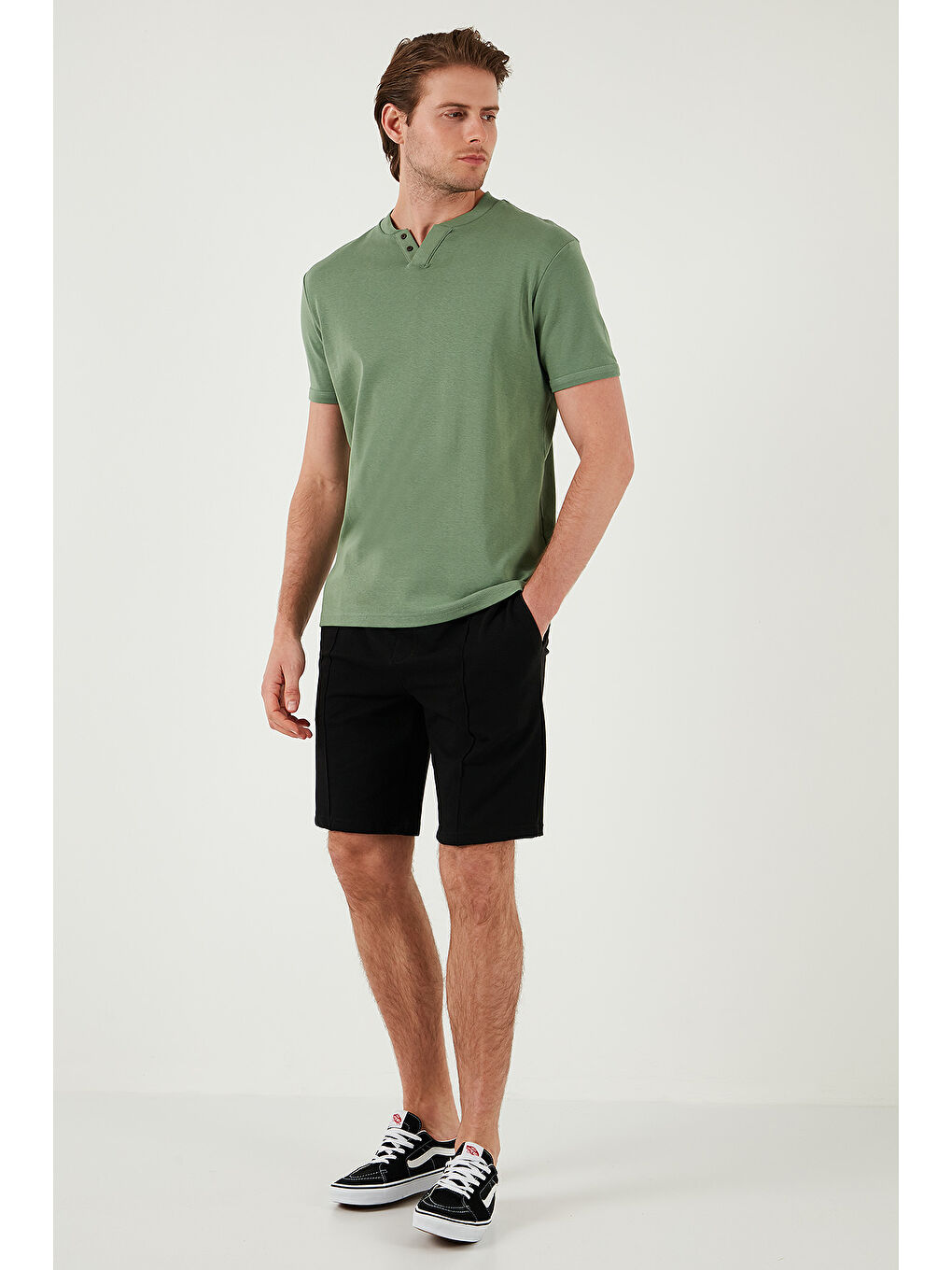 Yeşil Pamuklu Düğme Detaylı Slim Fit V Yaka 3'lü Paket %100 Pamuk Tişört 5902122S3-4