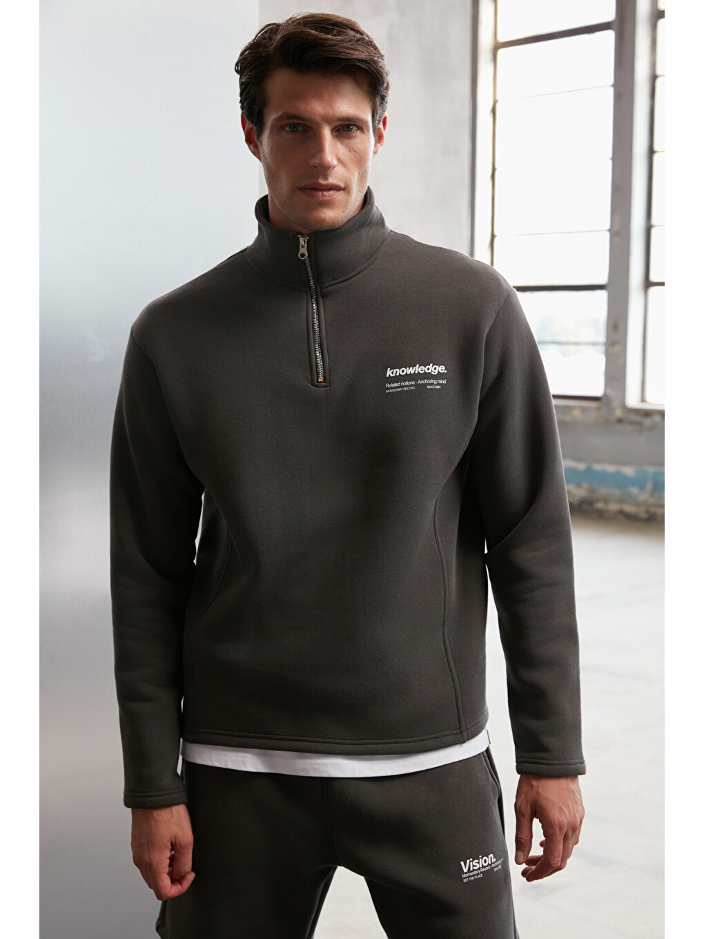 Erkek İçi Polarlı Dik Yaka Yarım Fermuarlı Baskı Detaylı Regular Koyu Gri Sweatshirt-2