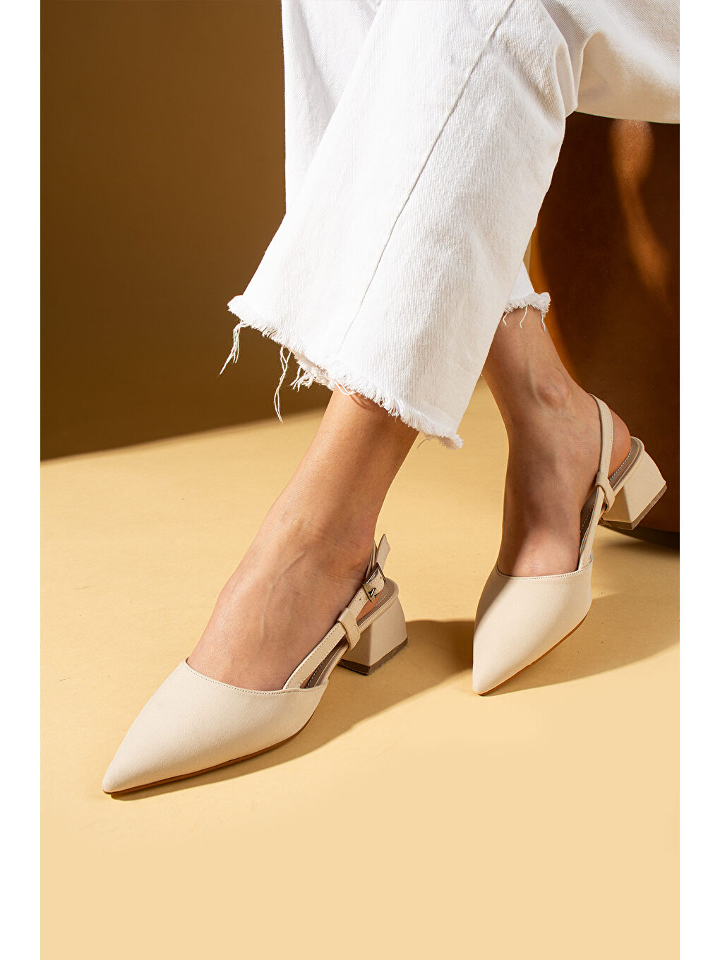Bej Sivri Burun Saten Kumaş Slingback Kadın Topuklu Ayakkabı 87-151-25Saten