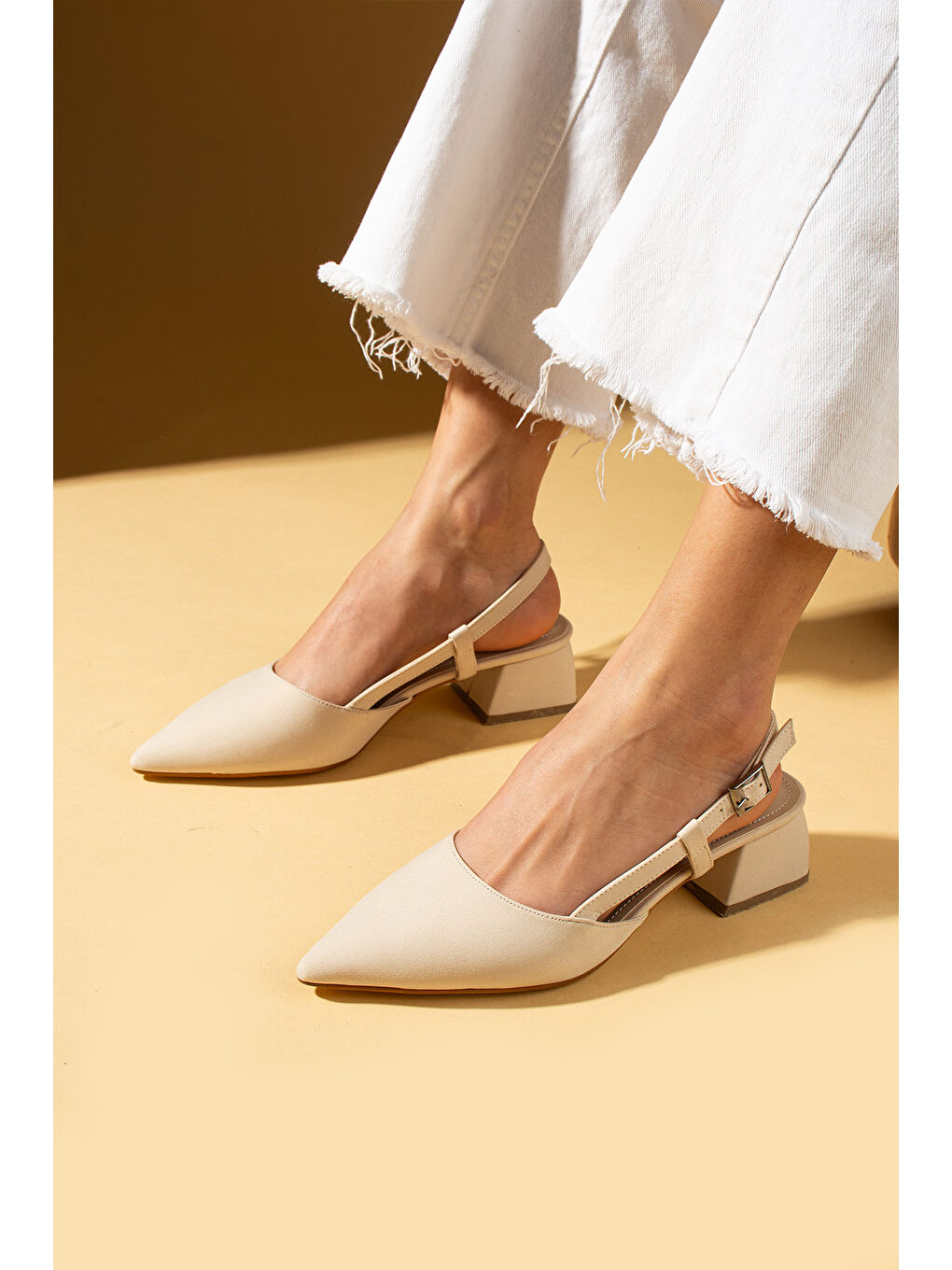 Bej Sivri Burun Saten Kumaş Slingback Kadın Topuklu Ayakkabı 87-151-25Saten-1