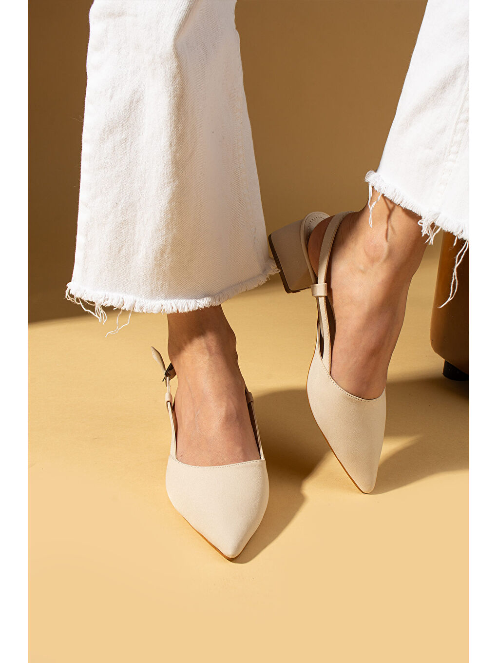 Bej Sivri Burun Saten Kumaş Slingback Kadın Topuklu Ayakkabı 87-151-25Saten-2