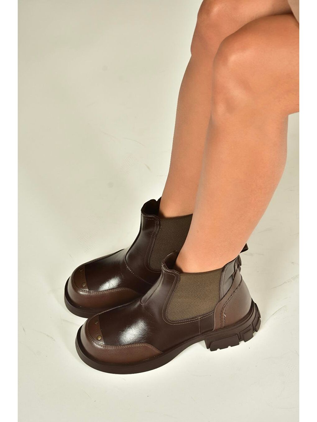 Kahverengi Kadın Bot V312402609-2