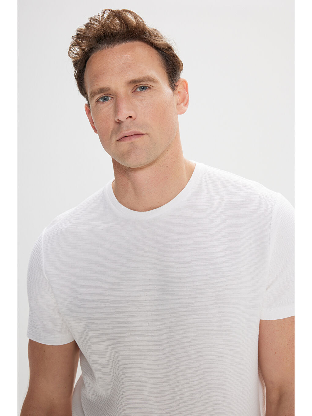 Erkek Ekru %100 Pamuk Slim Fit Dar Kesim Bisiklet Yaka Jakarlı Tişört-3