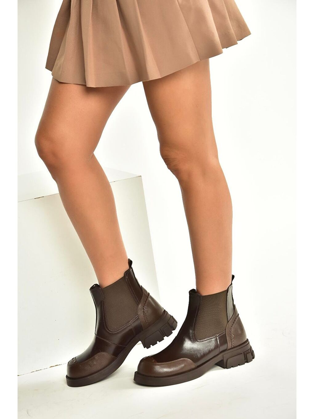 Kahverengi Kadın Bot V312402609-3