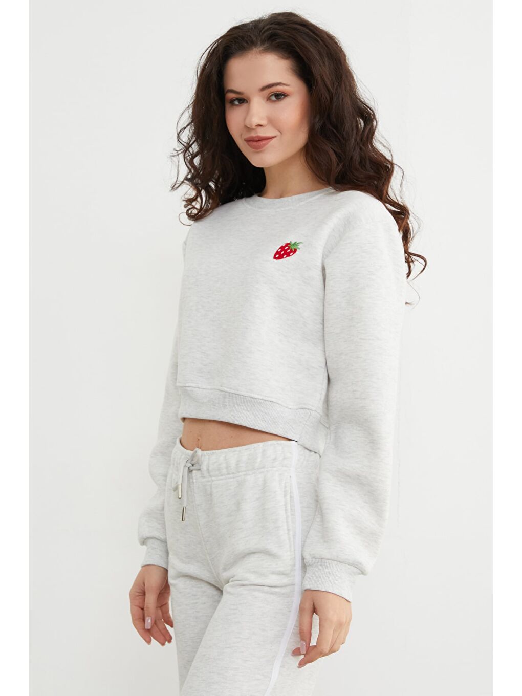 Gri 3 İplik Çilek Nakışlı Crop Sweatshirt-1