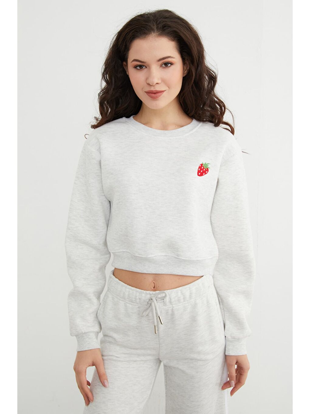 Gri 3 İplik Çilek Nakışlı Crop Sweatshirt-4