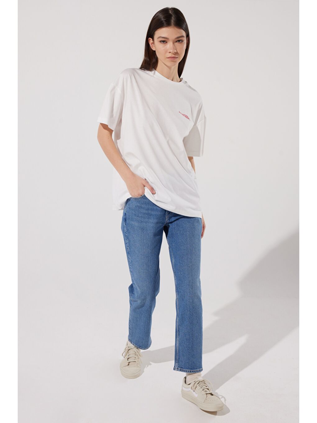 Loose Fit Rahat Kesim %100 Pamuk Bisiklet Yaka Kırık Beyaz Tişört-4