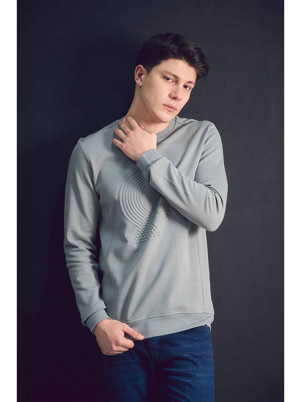 Gri Kabartma Desenli Bisiklet Yaka Sweatshirt