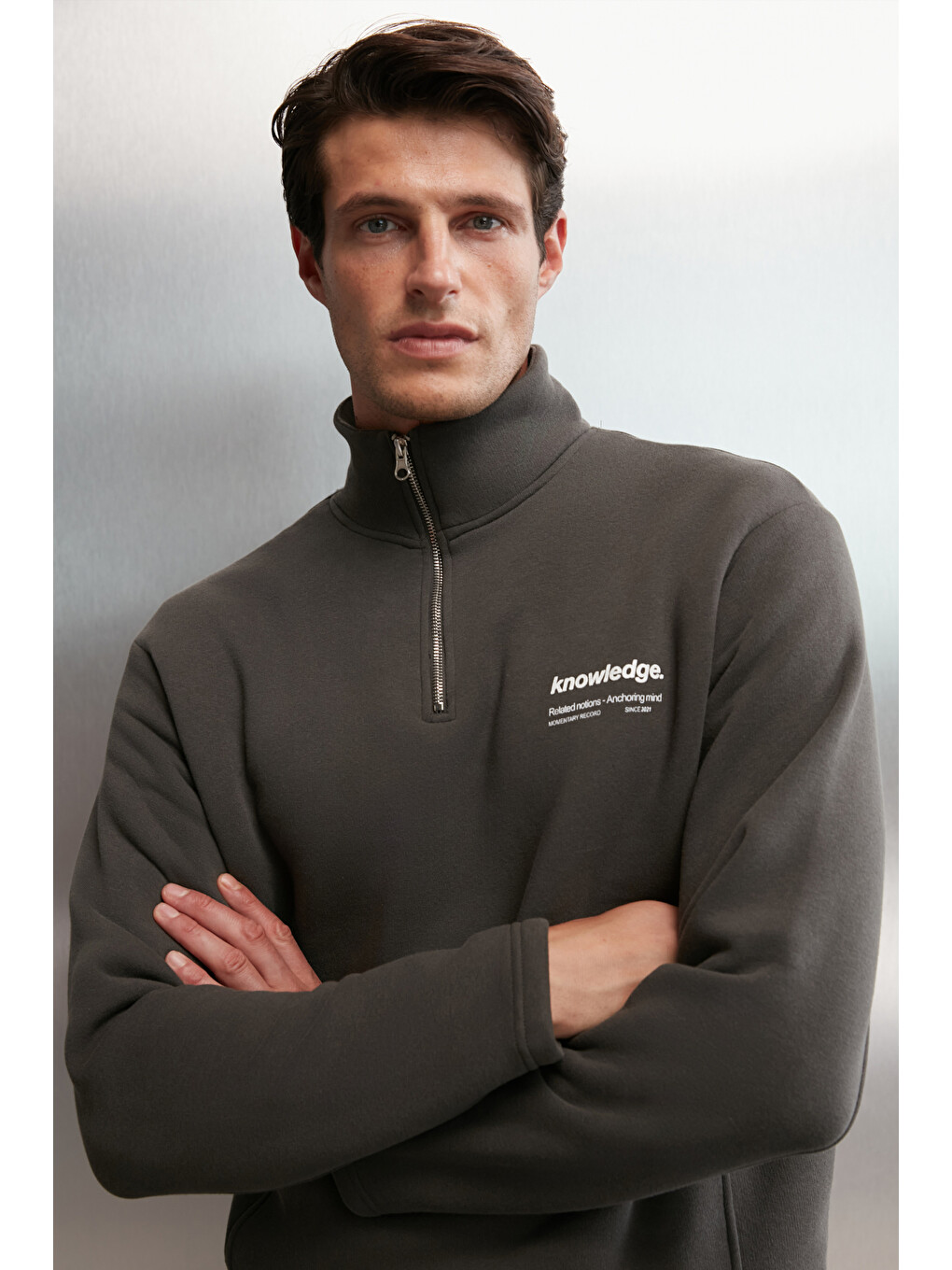 Erkek İçi Polarlı Dik Yaka Yarım Fermuarlı Baskı Detaylı Regular Koyu Gri Sweatshirt-4