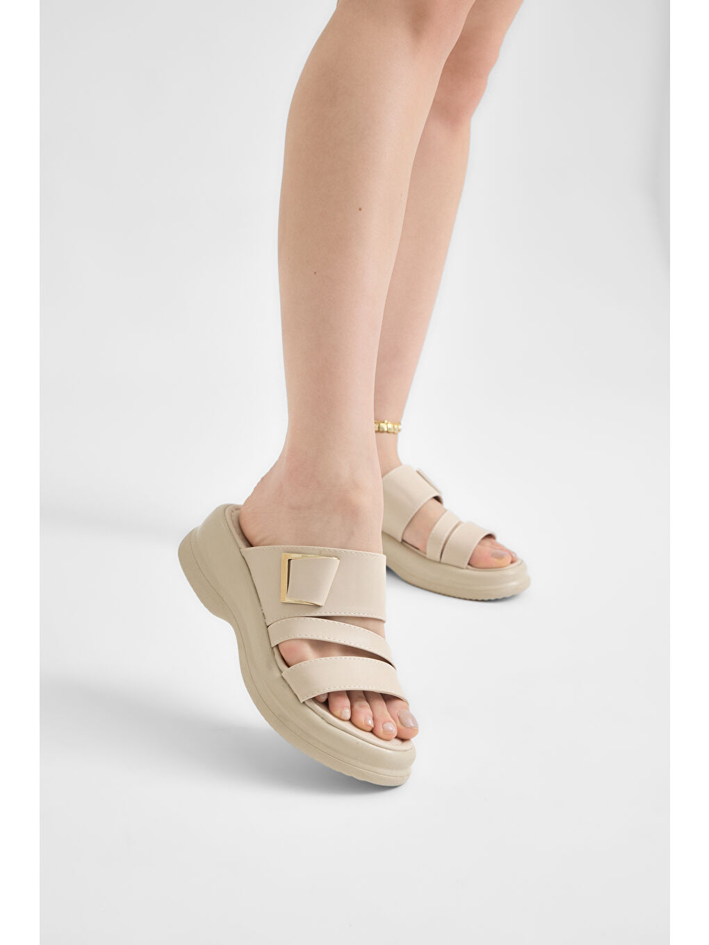 Kadın Bej Rahat Kalıp Tokalı Çift Bantlı Terlik-1