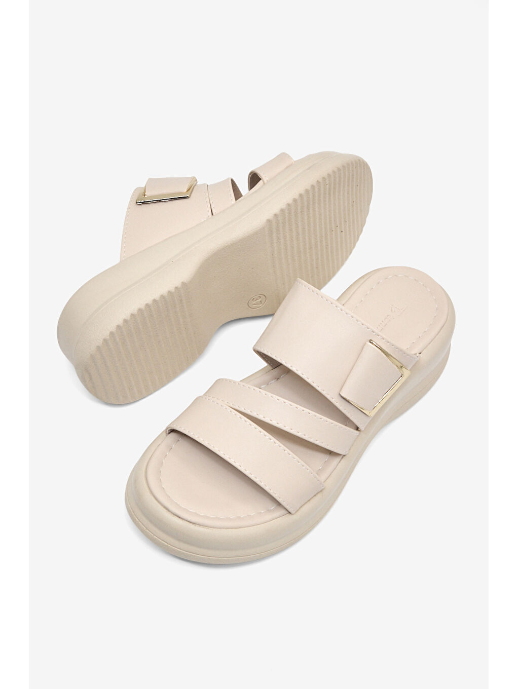 Kadın Bej Rahat Kalıp Tokalı Çift Bantlı Terlik-3