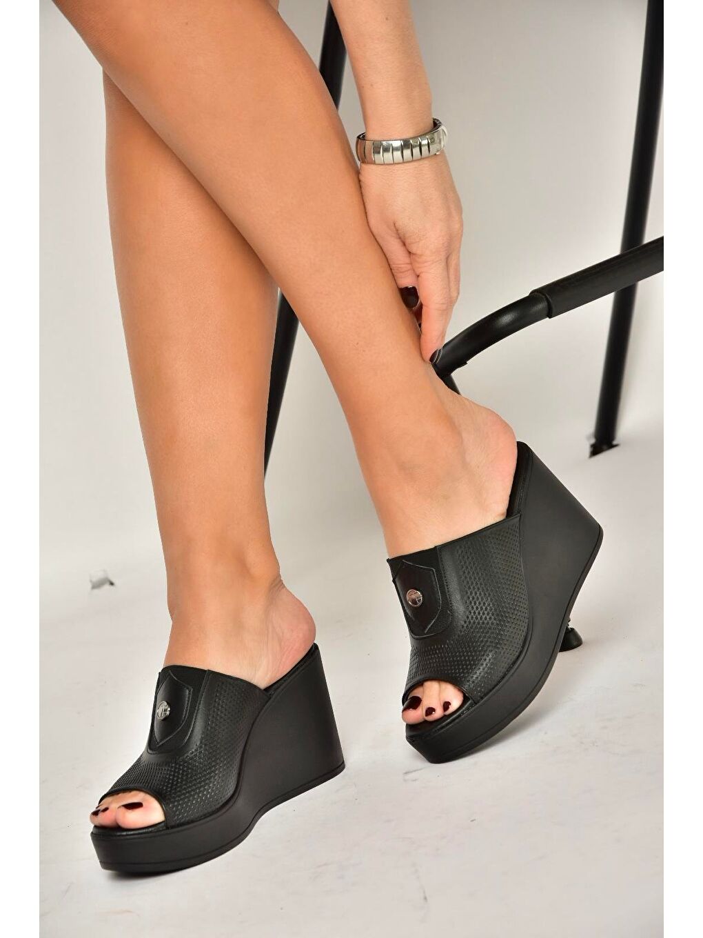 Siyah Kadın Terlik Y555250703-4