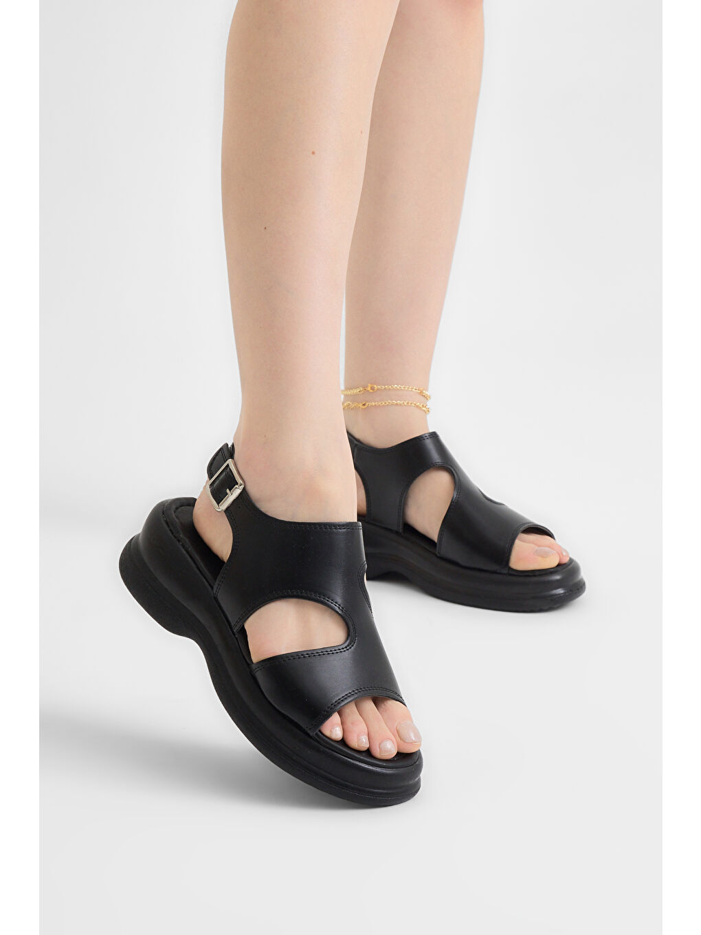 Kadın Siyah Rahat Kalıp Düz Tokalı Sandalet-1