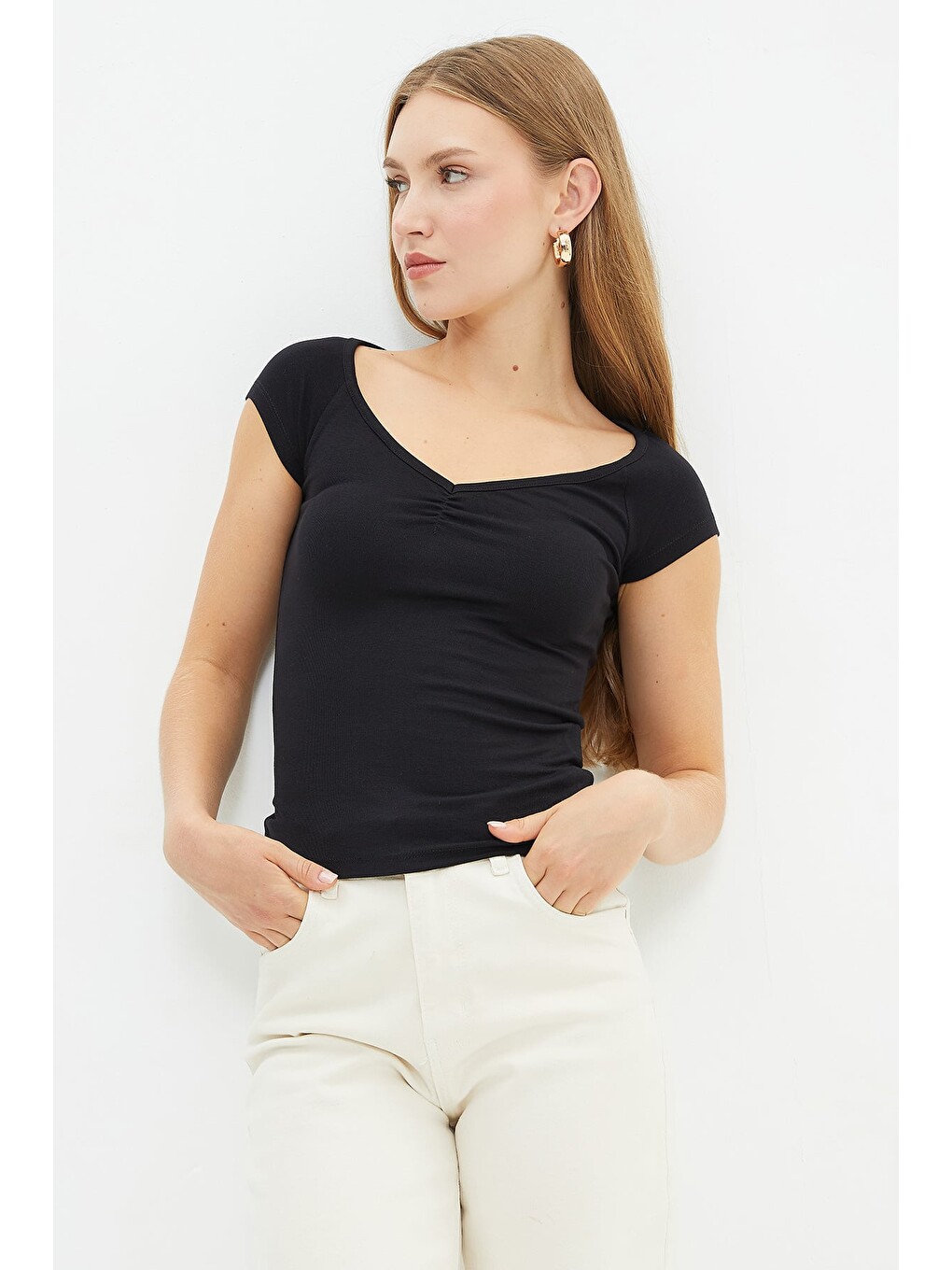 Siyah Drapeli V Yaka Slim Fit Tişört-1