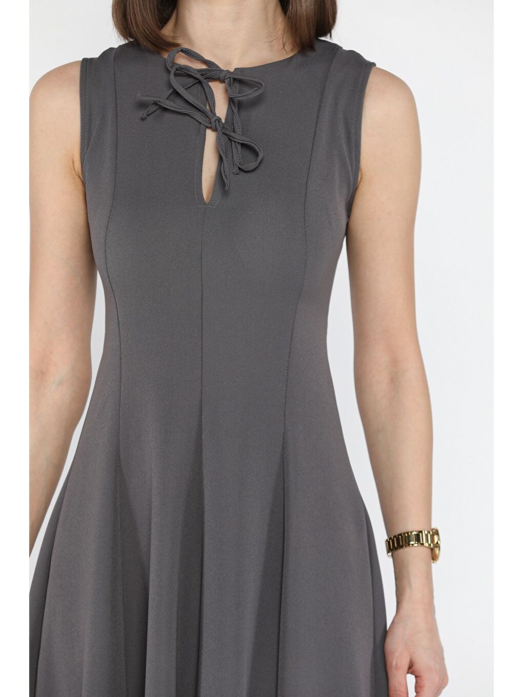 Gri Ön Bağlamalı Sıfır Kol Elbise-3