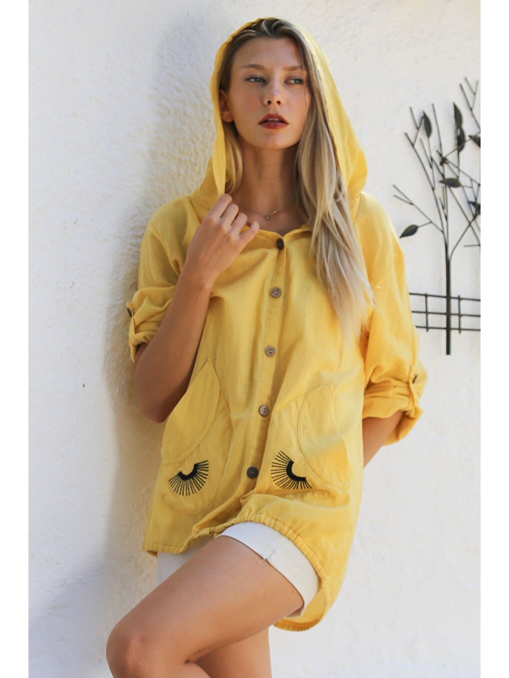 Sarı Düğmeli Uzun Kollu Cepli Göz Nakışlı Pamuklu Dokuma Casual Kapüşonlu Ceket