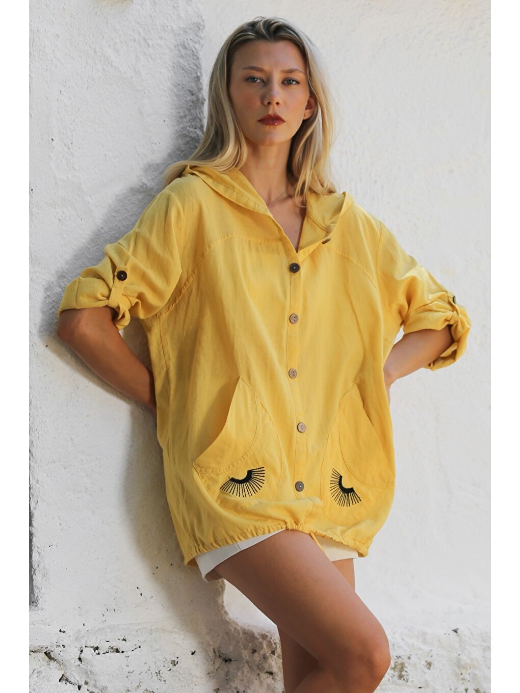 Sarı Düğmeli Uzun Kollu Cepli Göz Nakışlı Pamuklu Dokuma Casual Kapüşonlu Ceket-2