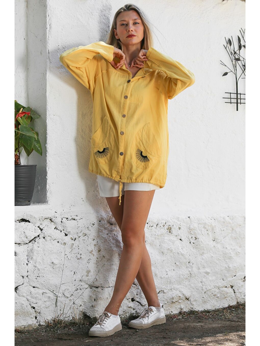 Sarı Düğmeli Uzun Kollu Cepli Göz Nakışlı Pamuklu Dokuma Casual Kapüşonlu Ceket-3