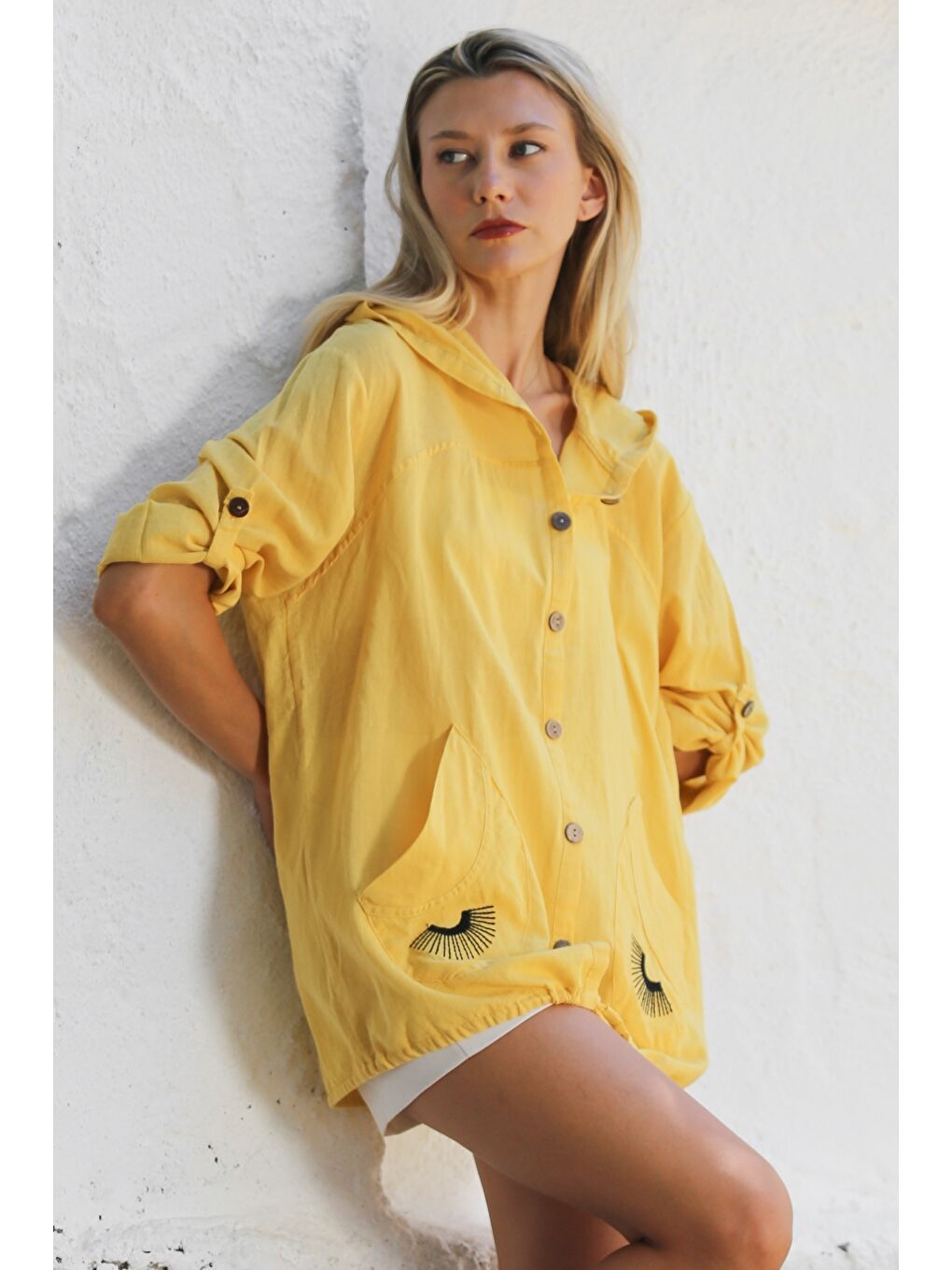 Sarı Düğmeli Uzun Kollu Cepli Göz Nakışlı Pamuklu Dokuma Casual Kapüşonlu Ceket-4