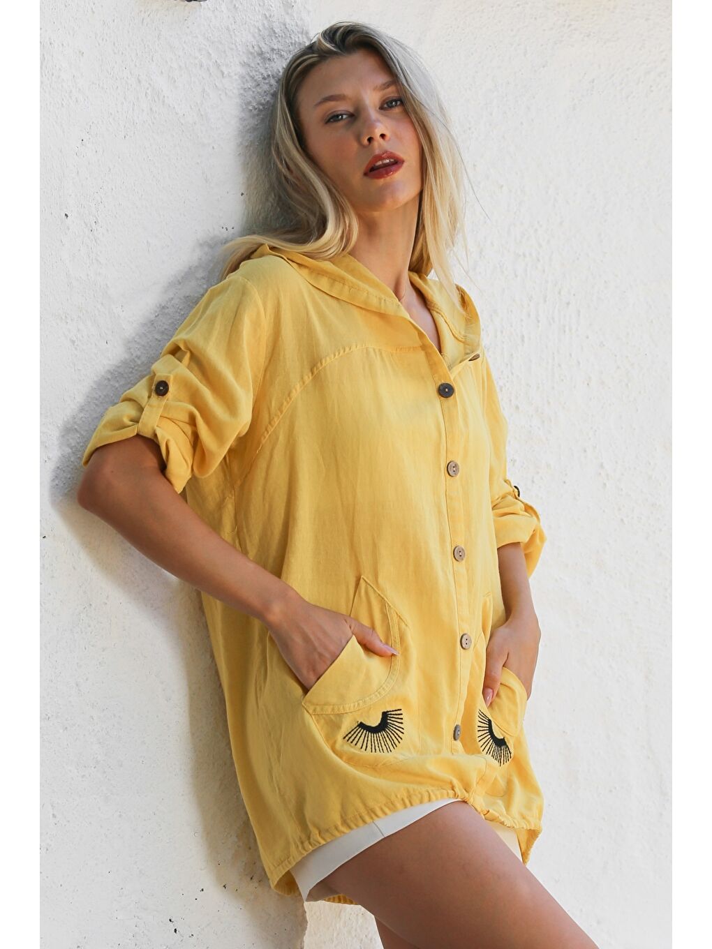 Sarı Düğmeli Uzun Kollu Cepli Göz Nakışlı Pamuklu Dokuma Casual Kapüşonlu Ceket-6