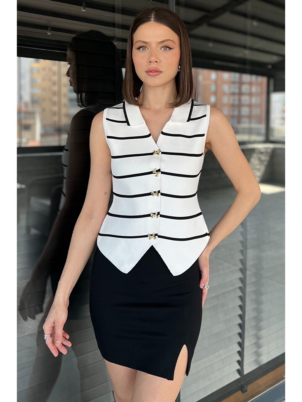 Ekru Kadın Fiyonk Düğmeli Çizgi Desenli Triko Yelek