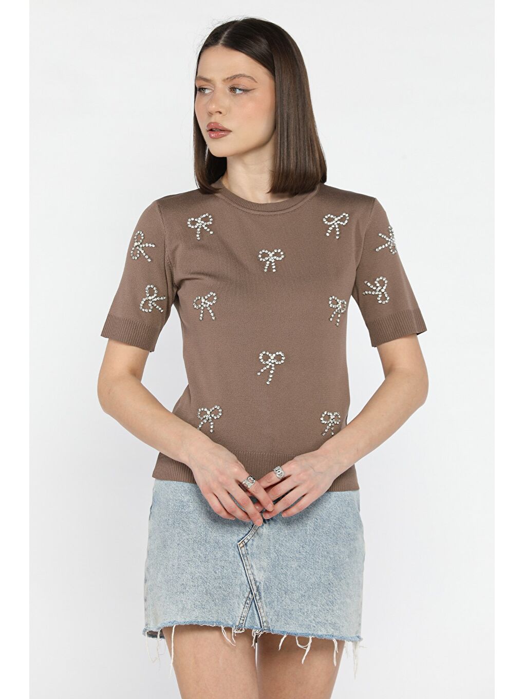 Bej Taş Detaylı Bisiklet Yaka Kadın Kısa Kol Bluz-1