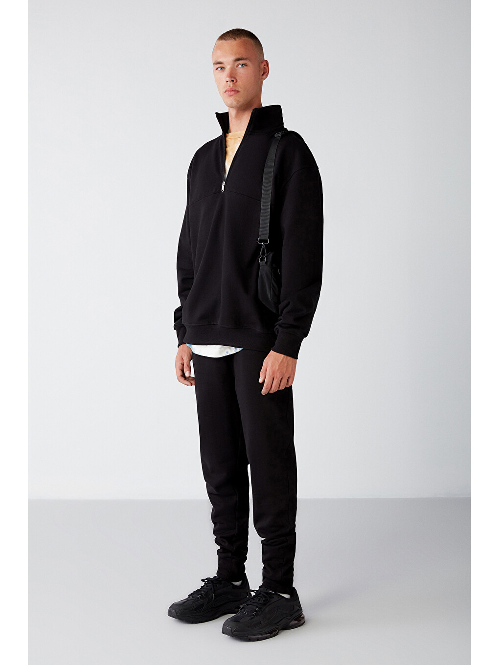 Frame Erkek Yarım Fermuarlı Dik Yakalı Yumuşacık Kumaşlı Polarlı Regular Siyah Sweatshirt-3