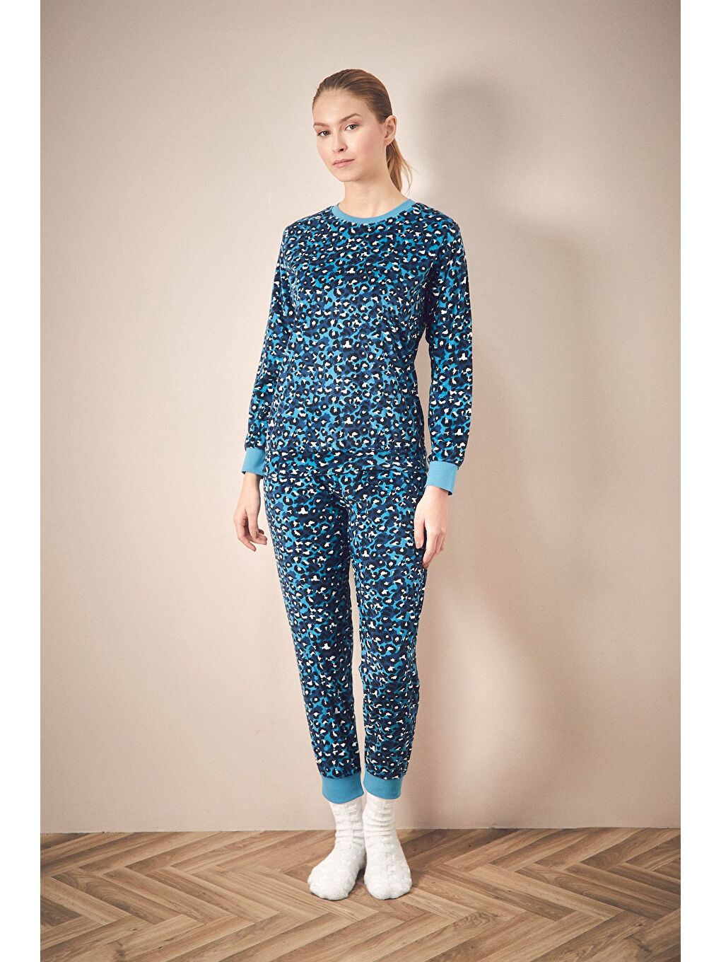 Mavi Leopar Desenli Bisiket Yaka 2'li Kadife Pijama Takımı