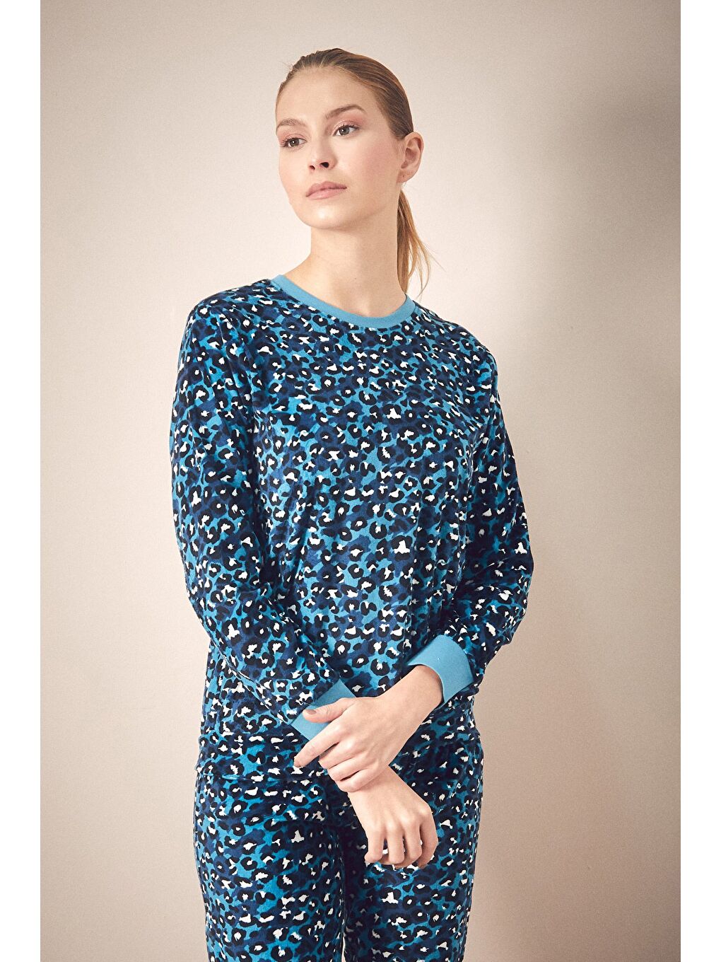 Mavi Leopar Desenli Bisiket Yaka 2'li Kadife Pijama Takımı-1