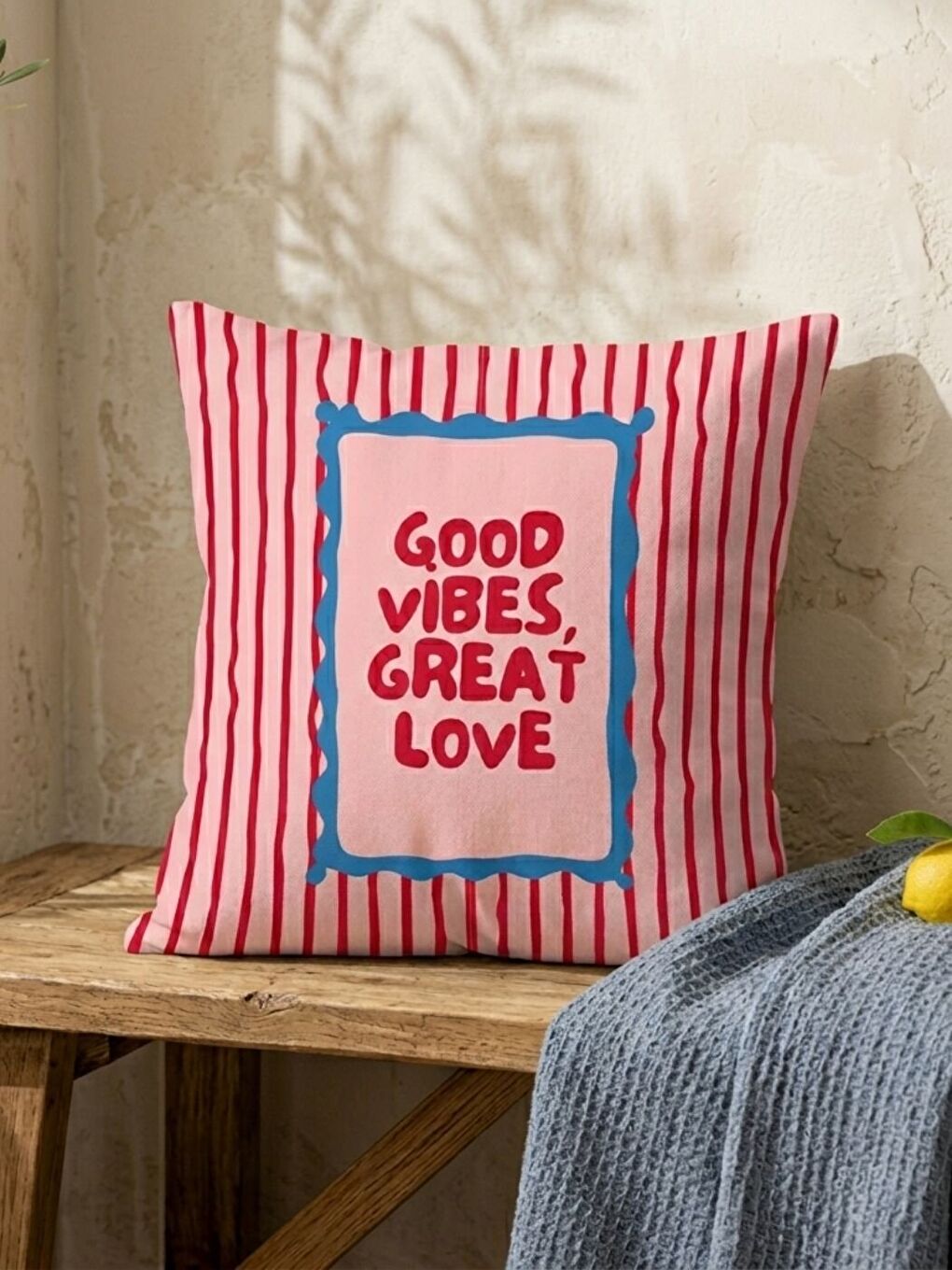 Pembe Çift Tarafı Baskılı Kırmızı Çizgili Good Vibes Temalı Kadife Dokulu Kırlent Kılıfı