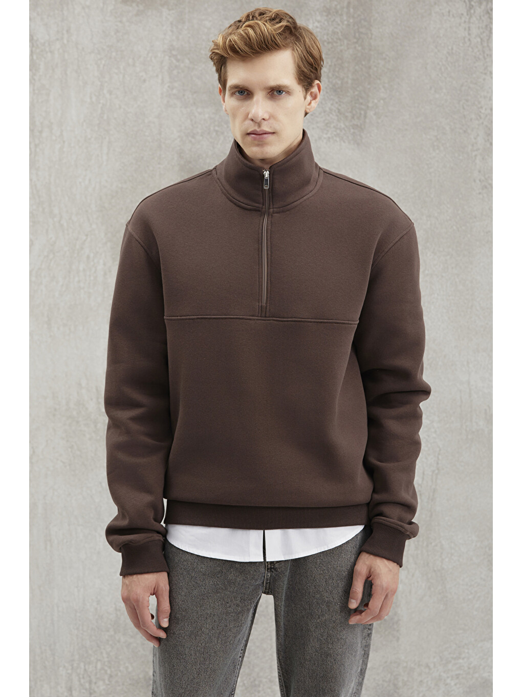 Erkek Yarım Fermuarlı Dik Yakalı Yumuşacık Kumaşlı Polarlı Regular Kahverengi Sweatshirt-2