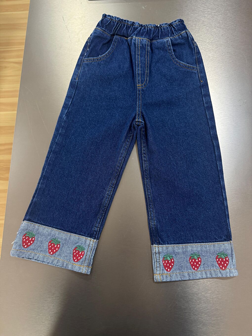 Kız Çocuk Pamuklu Mavi Çilek Nakışlı Jean Pantolon - Lastik Belli Bol Paça Model-2