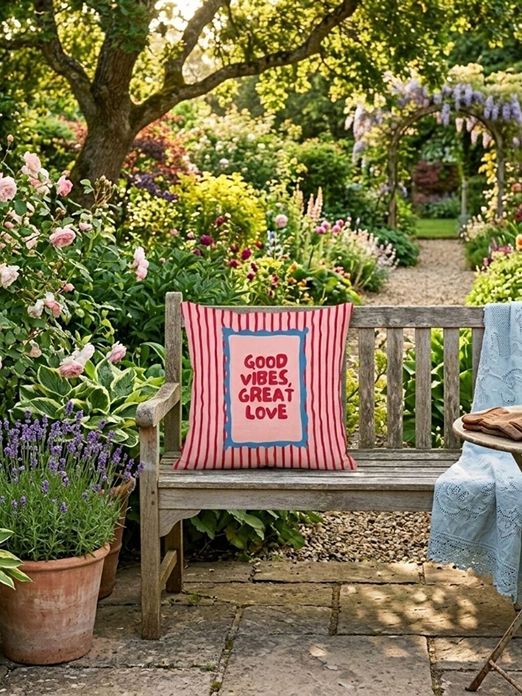 Pembe Çift Tarafı Baskılı Kırmızı Çizgili Good Vibes Temalı Kadife Dokulu Kırlent Kılıfı-1