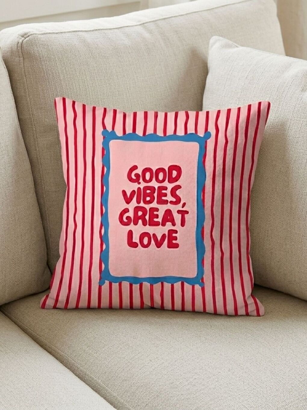Pembe Çift Tarafı Baskılı Kırmızı Çizgili Good Vibes Temalı Kadife Dokulu Kırlent Kılıfı-2