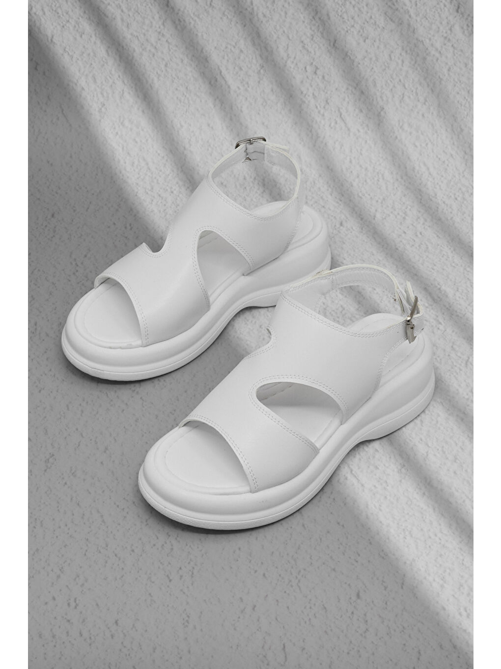 Kadın Beyaz Rahat Kalıp Düz Tokalı Sandalet